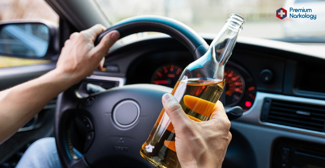 Мужчина за рулем и с бутылкой